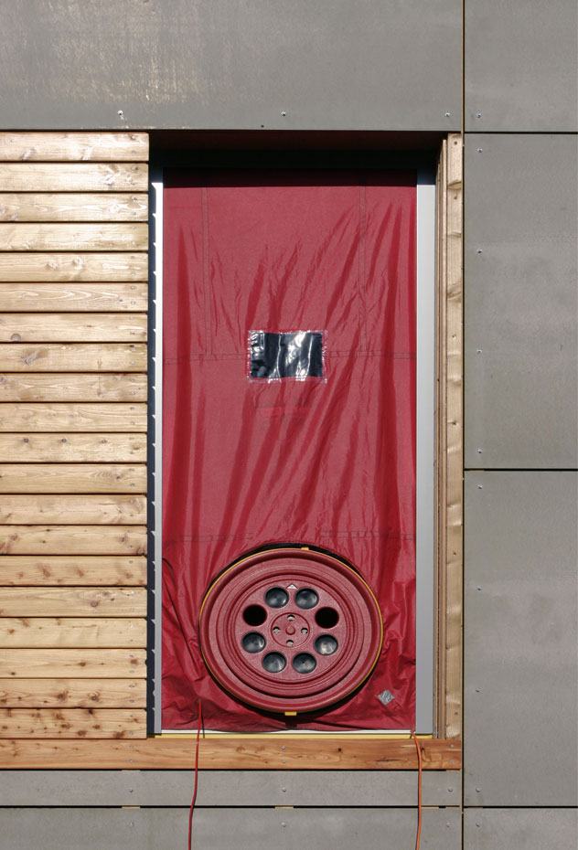 Für einer Luftdichtheitsmessung wird ein sogenanntes Blower-Door-Gerät in die Tür eingebaut, mit dem die Messung erfolgt.