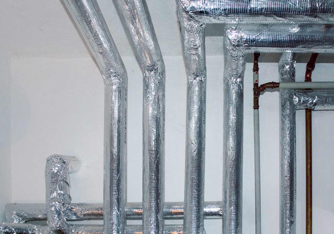 Rohre nicht vergessen: Ungedämmte Heizungsrohre im Keller wirken wie Heizkörper in eigentlich unbeheizten Räumen und kosten wertvolle Wärme und Energie.